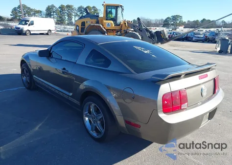 2005 Ford Mustang V6 Deluxe/V6 Premium z USA, uszkodzony, nr VIN 1ZVFT80N755163876